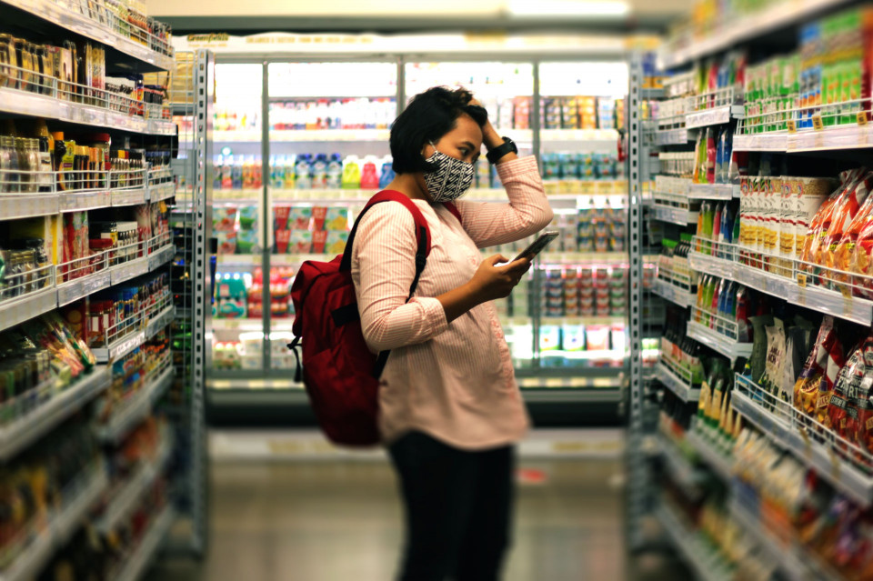 Verbraucher suchen mehr Info im Supermarkt